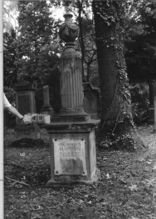 Grabstein 49 [Hahn S. 50 Grab-Nr. 60/61]