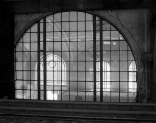 Bahnhof Dresden-Neustadt. Bahnsteighalle. Blick vom Bahnsteig 1/2 durch ein Bogenfenster in die Schalterhalle : Dresden-Neustadt, Schlesischer Platz 1. Bahnhof Dresden-Neustadt. Bahnsteighalle. Blick vom Bahnsteig 1/2 durch ein Bogenfenster in die Schalterhalle