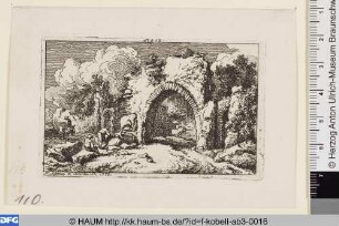 Ruine eines Torbogens mit Brunnen