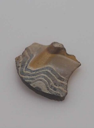 Fragment einer honigfarbenen Rippenschale