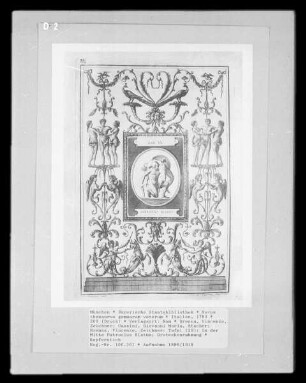 Novus thesaurus gemmarum veterum — Tafel (20): In der Mitte Patroclus Elatus; Groteskenrahmung