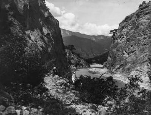 Im Flusstal : Zwei Reiter in einem Flusstal in einem Gebirge