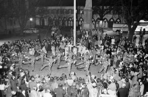 Freiburg: Rathausplatz; Tanz der Narren um den Narrenbaum