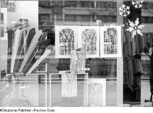 Schaufenster eines Herrenbekleidungsgeschäftes, aufgenommen in Dresden