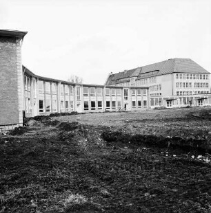 Stormarnschule: Gymnasium: Waldstraße: Erweiterungsbau: bogenförmiger Klassentrakt mit Pausenhalle: Mitte hinten Altbau: rechts hinten Erweiterungsbau von 1951