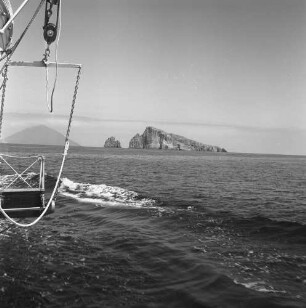 Überfahrt nach Stromboli. Blick über das Meer zur Insel