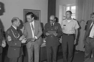 Auszeichnung der US-Soldaten Staff Sergeant Larry I. Wharton, Staff Sergeant Ralph Perretta und First Sergeant Douglas L. Masterson für die Rettung dreier Personen bei einem Unfall