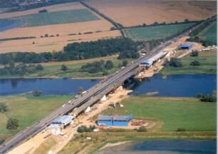 Oranienbaum-Wörlitz-Vockerode. Baustelle Ersatzneubau der Autobahnbrücke über die Elbe, überführt die Bundesautobahn BAB 9. Luftbild-Schrägaufnahme von Südsüdwest