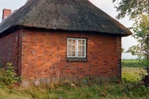 Altfresenburg 5: Landarbeiter-Mehrfamilienkate, Backsteinmauerwerk mit Reetdach: westliche Giebelseite