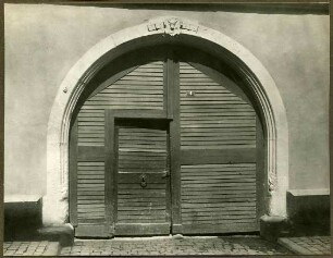 Bahnhofstr. 4, Tor. Schlußstein Schild mit Metzgerzeichen und Spruchband 1594. Darunter Engelsköpfchen