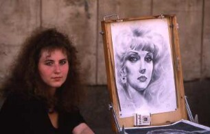 Malerin am Arbat in Moskau : Malerin in Moskau mit Porträt, 1989
