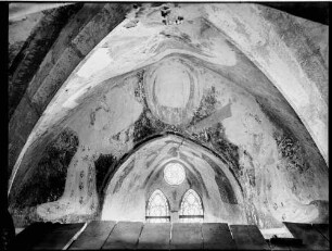 Heddesbach Evangelischen Peterskirche Wandmalerei im Chor an der Ostwand, oben Erlöser mit Nimbus umgeben von zwei Engeln (15. Jahrhundert)