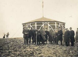 Nordkap. Touristengruppe vor dem Postamt (mit Champagnerausschank)