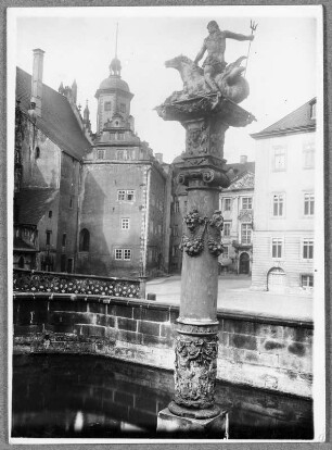 Blick über den Neptunbrunnen (1605) in den Schlosshof