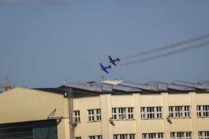 Stuntshow mit zwi alten Kampfflugzeugen über dem Hamburger Hafen, Hafengeburtstag 2008