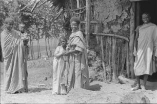 Frau der Amhara : Amhara-Frau vor ihrer Hütte