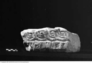 Fragment eines Pilasters mit 'a guilloche'-Ornament
