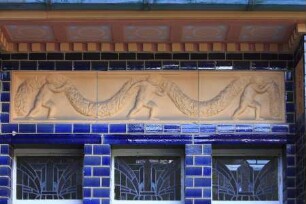 Terrakottareliefs — Putten mit Girlande aus Meerestieren
