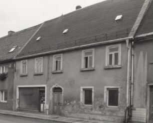 Wohnhaus mit Laden