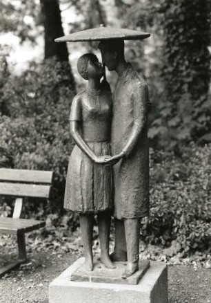 Cottbus. Karl-Blechen-Park. Liebespaar unterm Regenschirm (Bildhauer Jürgen von Woyski); Bronze