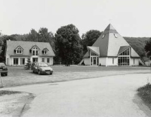 Kirche : Römisch-Katholische Kirche. Gemeindehaus (1997) und Kirche (1997-1998)