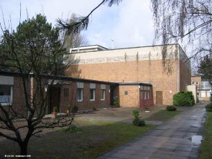 Kath. St. Benedikt-Kirche; Kirche mit Gemeindehaus, Wohnbauten und Kita.; Berlin, Steglitz-Zehlendorf