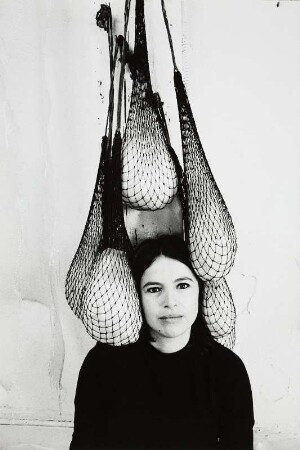 Die Künstlerin Eva Hesse mit der Skulptur Untitled or Not Yet in ihrem Atelier in der Bowery