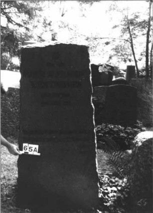 Grabstein 65 (Index: 100084983) Maße HxBxT: 190x84x50 cm Beschreibung: Stele, Schrifttafel auf Vorderseite Symbolik: Schofar: Grabstein 65A