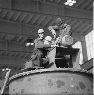 Rudisleben. VEB Chemieanlagenbau Erfurt - Rudisleben. Produktionsbereich Behälterbau. Monteure auf einem Stehkessel