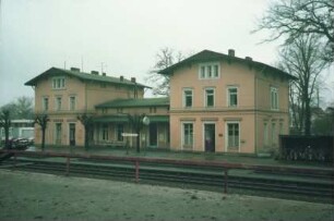 Bahnhofstraße: Bahnhofsgebäude: davor Gleisanlagen, Bahnsteige