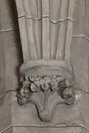 Konsole mit Laubwerk