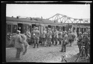 Metz (Dep. Moselle, Frankreich): Soldaten am bereitstehenden Zug ("Einparkieren")