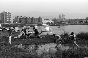 Freiburg i. Br.: Badebetrieb am Baggersee mit Wohngebiet in Landwasser