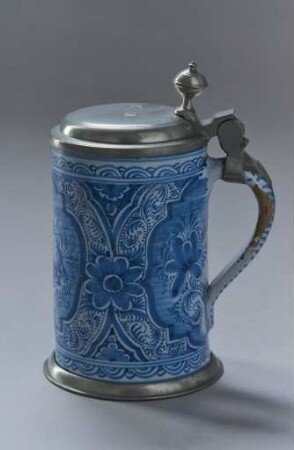 Walzenkrug mit Blaumalerei auf Kleisterblau