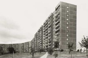 Chemnitz, Wohngebiet : Chemnitz-Markersdorf. Wohngebiet "Fritz Heckert". Elfgeschossige Wohnhäuser, Markersdorfer Straße. Ansicht von Südwesten auf Hof- und Giebelseite