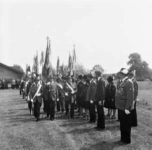 Schützenverein Redderschmiede e.V.: Vorplatz der Schützenhalle: Schützenfest: Fahneneinmarsch der Abordnungen teilnehmender Schützenvereine