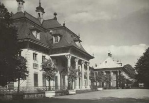 Schloss Pillnitz, Bergpalais. Mittelbau und Osttrakt der Hofseite, um 1930