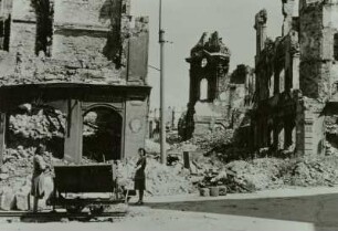 Töpferstraße : Dresden, Blick von der Augustusstraße mit Lore der Trümmerbahn in die Töpfergasse zur Ruine der Frauenkirche