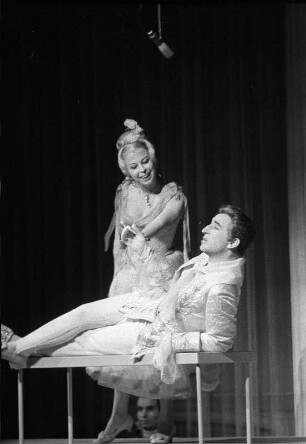 Szenenbilder aus "Leonce und Lena", Kammeroper von Kurt Schwaen nach dem Lustspiel von Georg Büchner. Staatsoper Berlin im Apollo-Saal, Uraufführung 15.10.1961