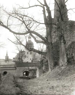 Frauenstein, Burgruine und Schloss : Frauenstein. Blick von der Burgruine zum Turm der Stadtkirche und zum Schloss nach Westen