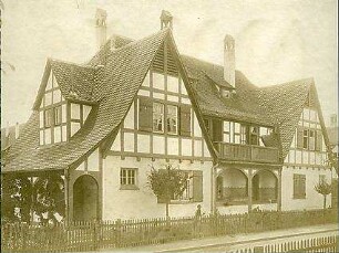 Fischer, Theodor; Reutlingen-Gmindersdorf; Arbeiterkolonie: Altenhof - Doppelhaus mit Kind im Garten