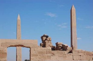 Luxor - Im Karnak Tempel : Obelisken von Königin Hatschepsut und Thutmosis III. im Amun-Tempel von Karnak, Luxor, aufgenommen 2006