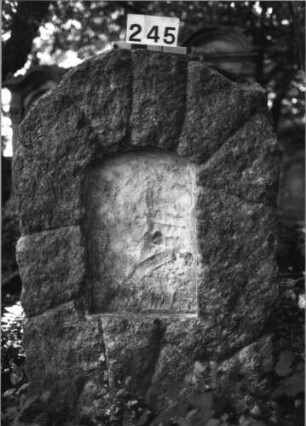 Grabstein 245 (Index: 100085068) Zustand: Schriftplatte entfernt Maße HxBxT: 135x83x35 cm Beschreibung: Stele, rustica, Rundbogenabschluß, Schriftplatte mit Segmentbogenabschluß: Grabstein 245