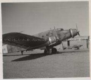 Wehrmachtssoldaten, Italienisches Flugzeug in Griechenland