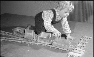 Orschweier: Holzspielzeug Götze, Kind mit Eisenbahn