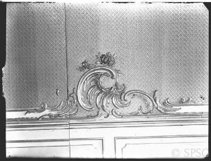 Potsdam, Neues Palais, Wohnung Friedrich II., Speisezimmer, R.: 215, Ostwand: Mitte der unteren Tapetenleiste.