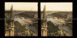 Blick vom Dach der Kathedrale auf Seine und Brücken