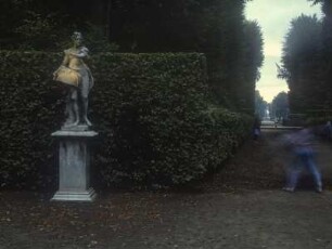 Klio-Statue im Musenrondell im Schlosspark Sanssouci in Potsdam