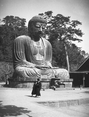 Großer Buddha (Daibutsu) : Großer Buddha (Daibutsu). Bronze; H. 11,4 m, Gewicht 93 t (1252 begonnen; Ōno-Gorōemon, Tanji-Hisatomo). Kamakura, Kōtoku-in