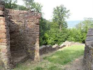 Ansicht im Südwesten - Zweingerbereich mit innerer- und äußerer Zwingermauer und Barbakane (Wehrgang abgetragen)